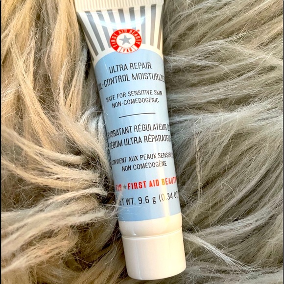 FIRST AID BEAUTY Ultra Repair Oil Control Moisturizer - Picture 6 of 6